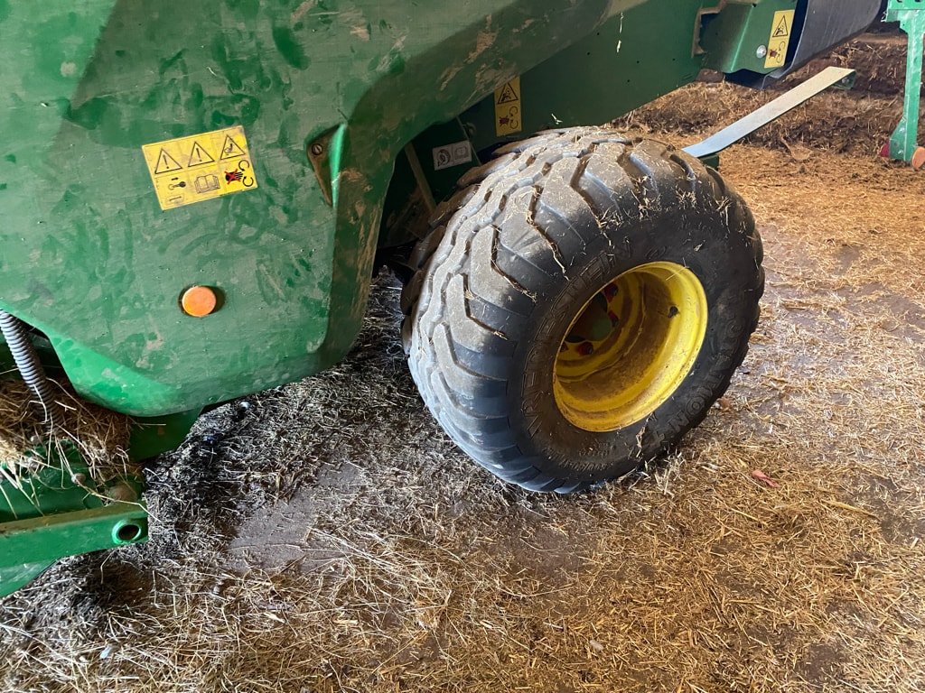 Presse balles rondes JOHN DEERE V461M - photo slide 5