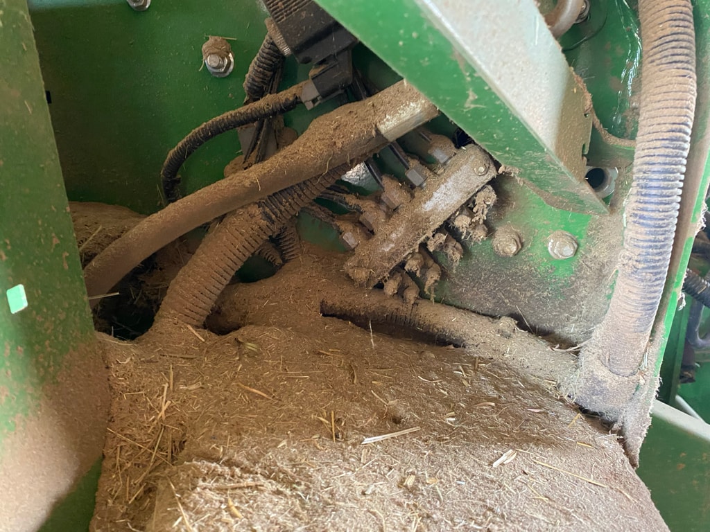 Presse balles rondes JOHN DEERE V461M - photo slide 11