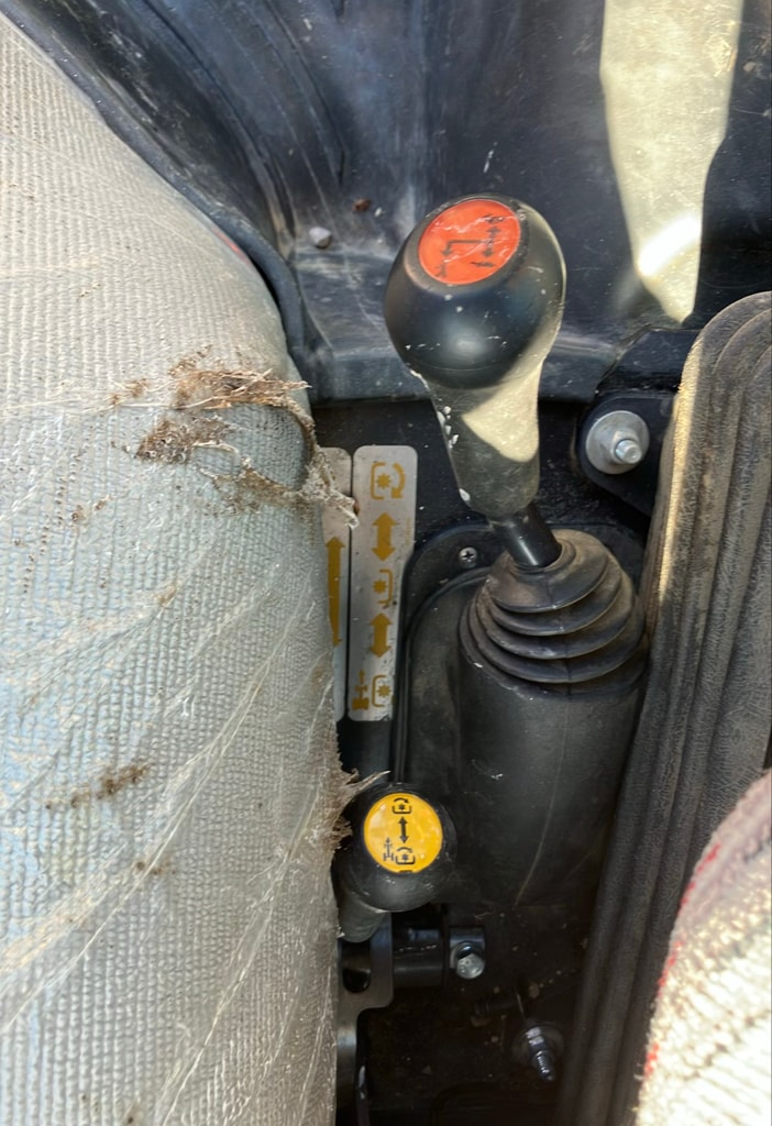 Tracteur MC CORMICK F80 - photo slide 10
