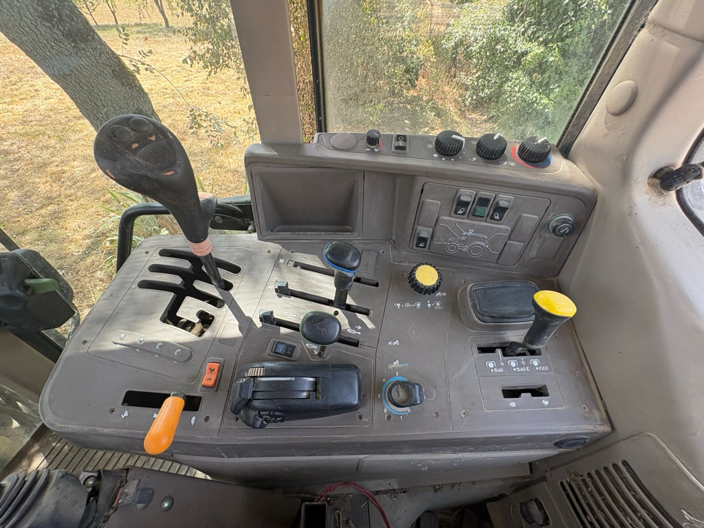 Tracteur chargeur JOHN DEERE 6230 STD - photo slide 25
