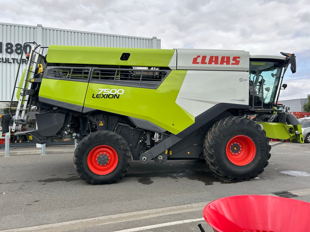 Moissonneuse CLAAS LEXION 7500 4X4 - photo slide 8