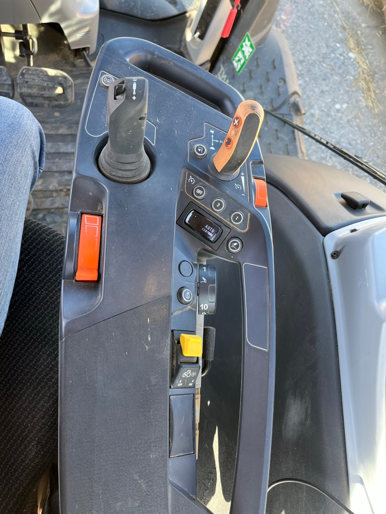 Tracteur VALTRA T235 - photo slide 17