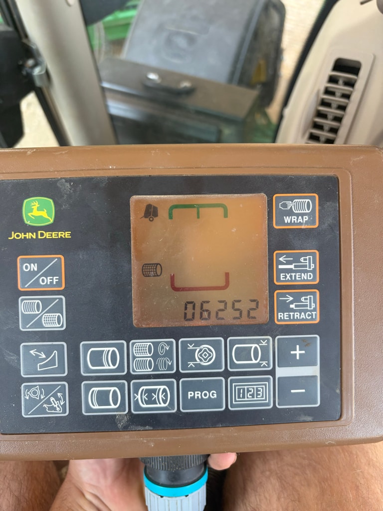 Presse balles rondes JOHN DEERE V451m - photo slide 12