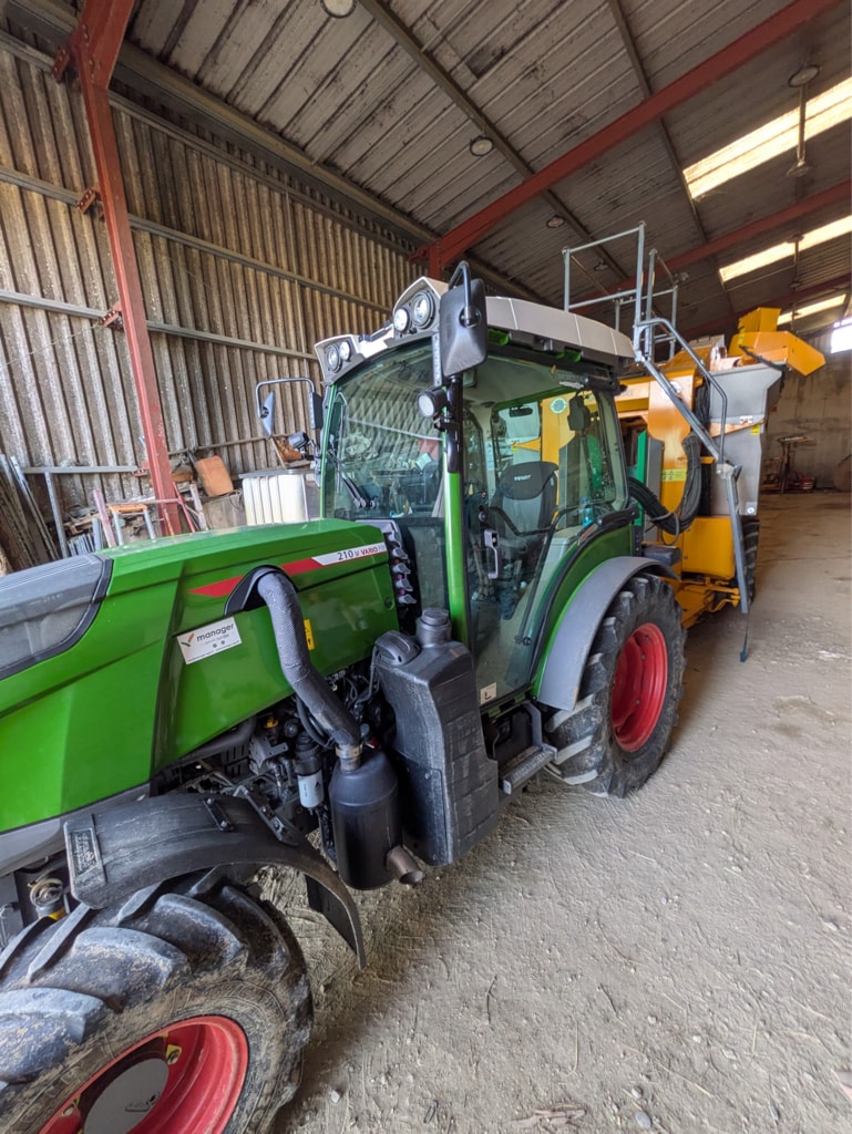 Tracteur FENDT 210 V - photo slide 2
