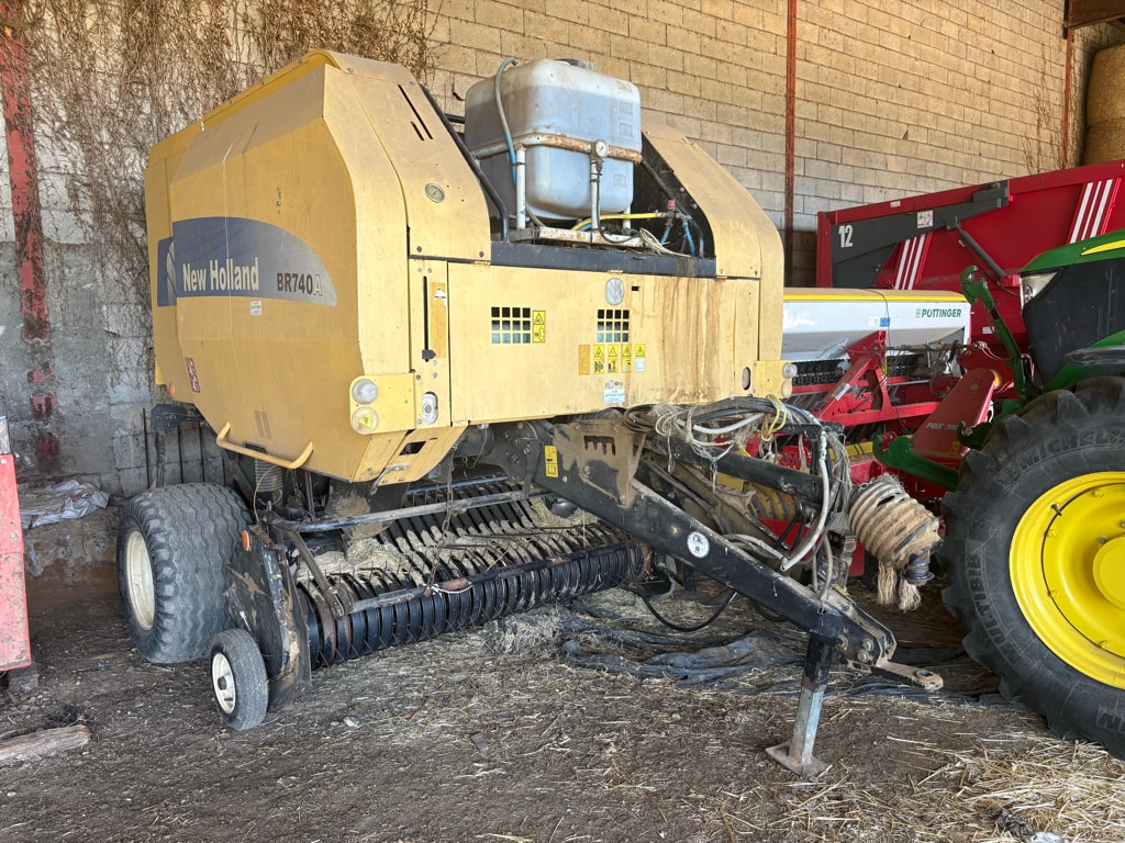 Presse balles rondes NEW HOLLAND BR740A - photo slide 1