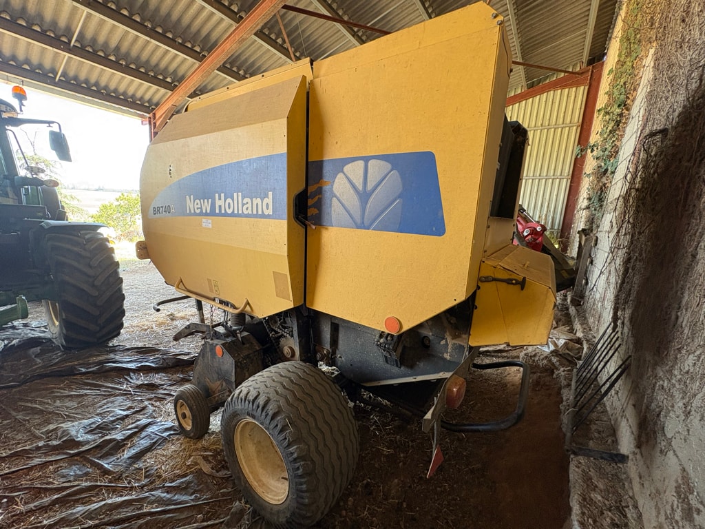 Presse balles rondes NEW HOLLAND BR740A - photo slide 4