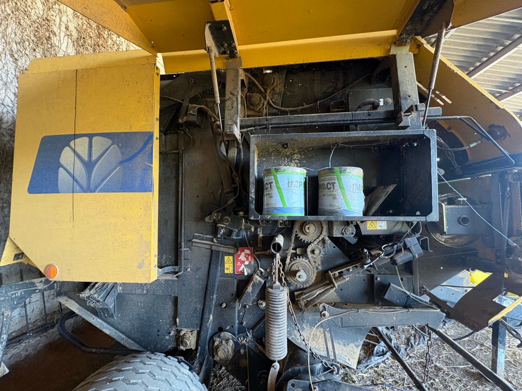 Presse balles rondes NEW HOLLAND BR740A - photo slide 11