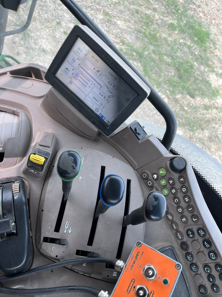 Tracteur chargeur JOHN DEERE 6140R - photo slide 24