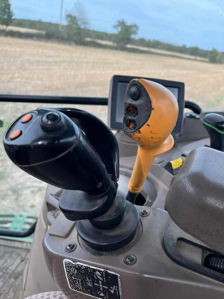 Tracteur chargeur JOHN DEERE 6140R - photo slide 13