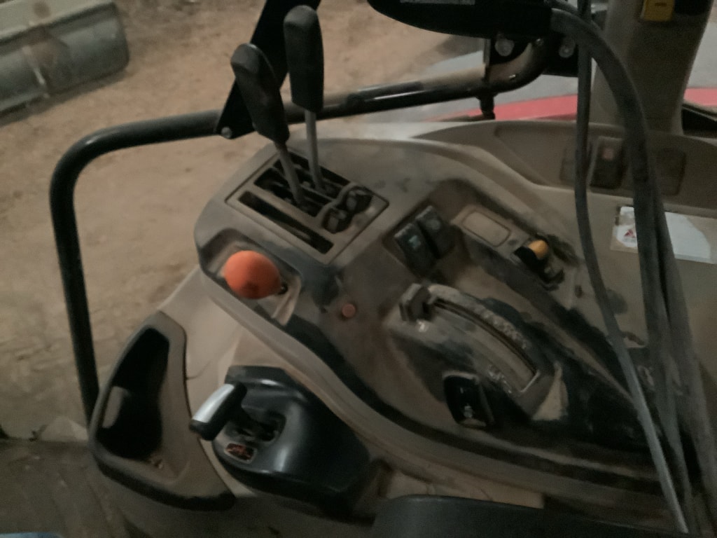 Tracteur MASSEY FERGUSON 5711 ESSENTIAL DYNA-4 - photo slide 12