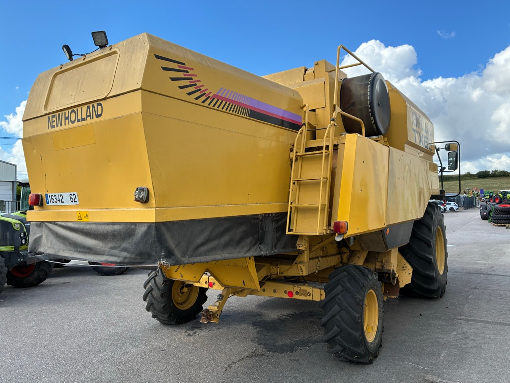 Moissonneuse NEW HOLLAND TX 66 - photo slide 7