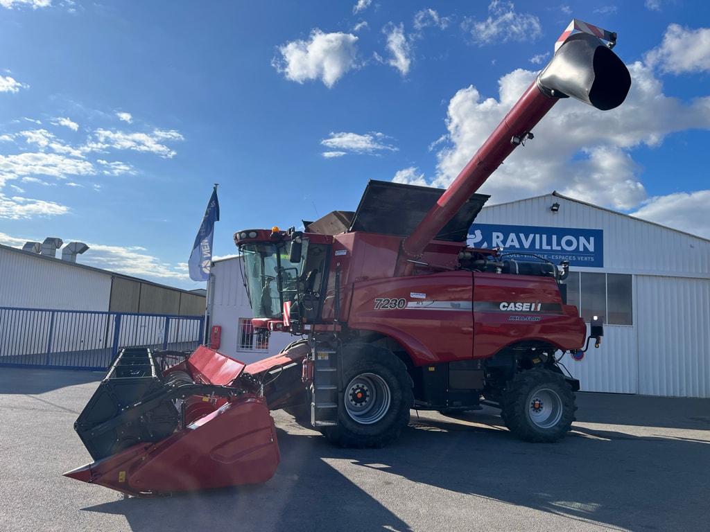 Moissonneuse CASE IH Axial 7230 - photo slide 1