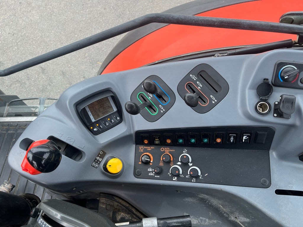 Tracteur KUBOTA M 135 GX III - photo slide 13