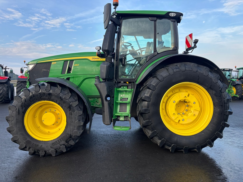 Tracteur chargeur JOHN DEERE 6R250 - photo slide 1