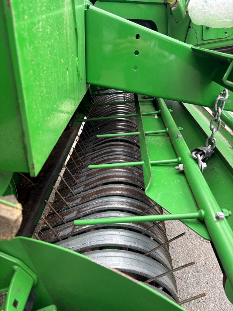 Presse balles rondes JOHN DEERE V461M - photo slide 11