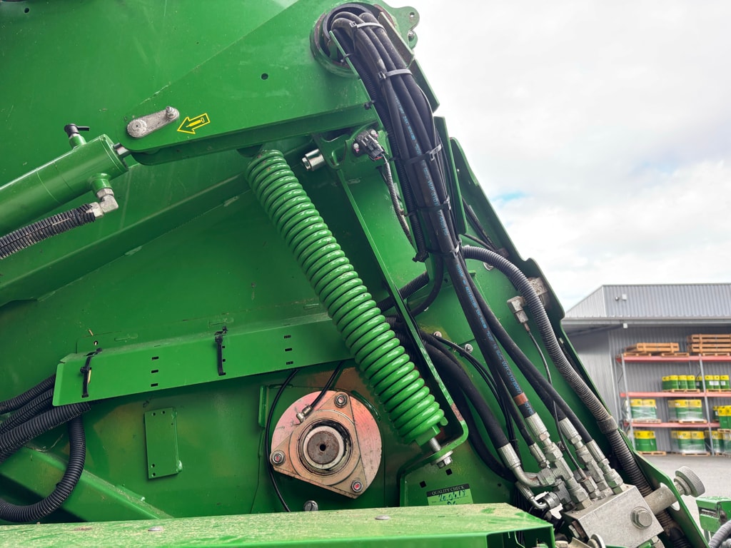 Presse balles rondes JOHN DEERE V461M - photo slide 12