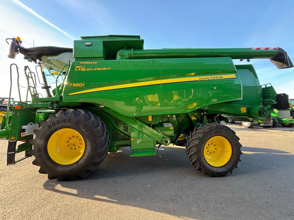 Moissonneuse JOHN DEERE T560 HM - photo slide 1