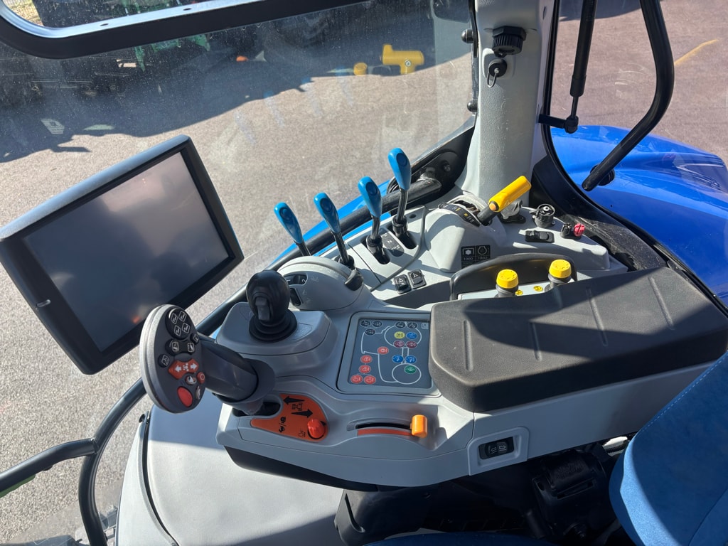 Tracteur chargeur NEW HOLLAND T6.165 - photo slide 12