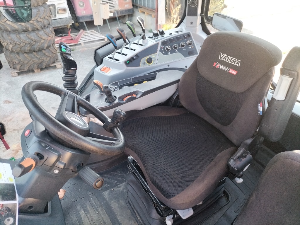 Tracteur VALTRA N 135 Hi Tech - photo slide 12