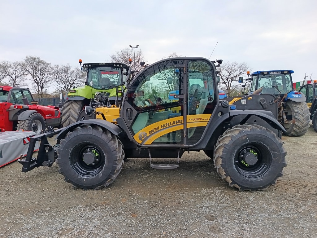 Telescopique NEW HOLLAND TH7.37 - photo slide 1