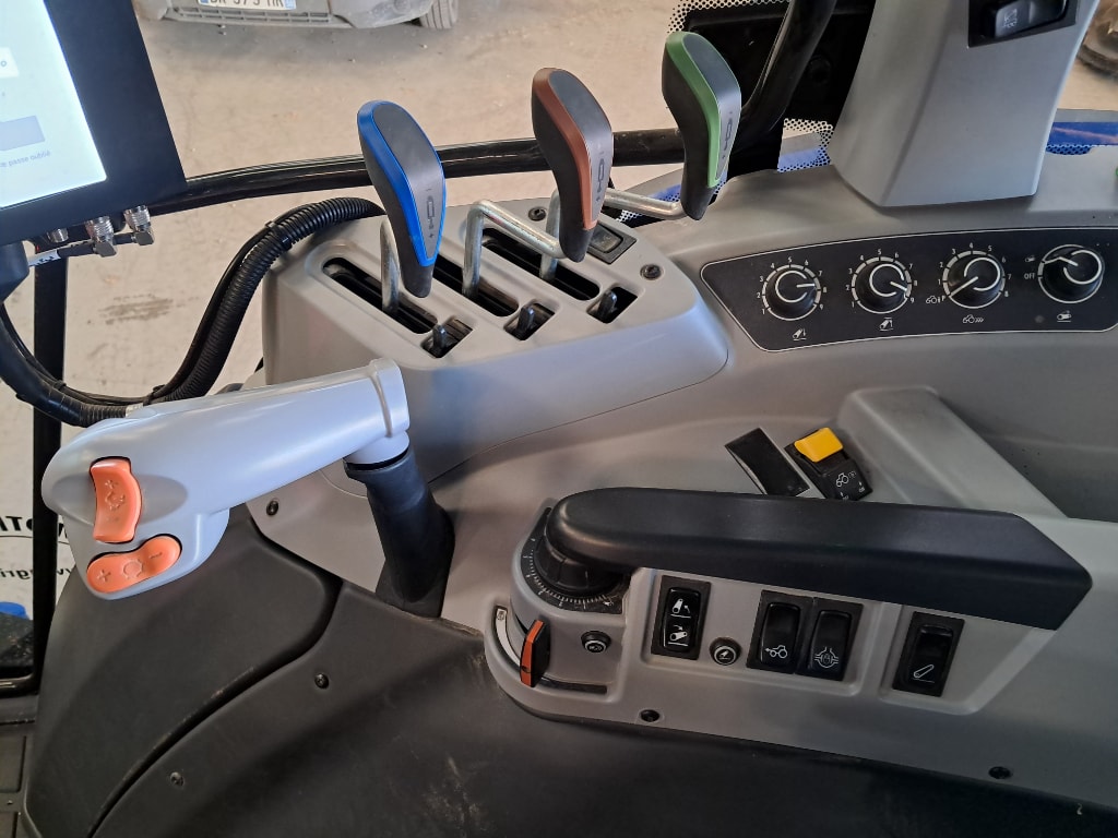 Tracteur VALTRA A105 MH4 - photo slide 12