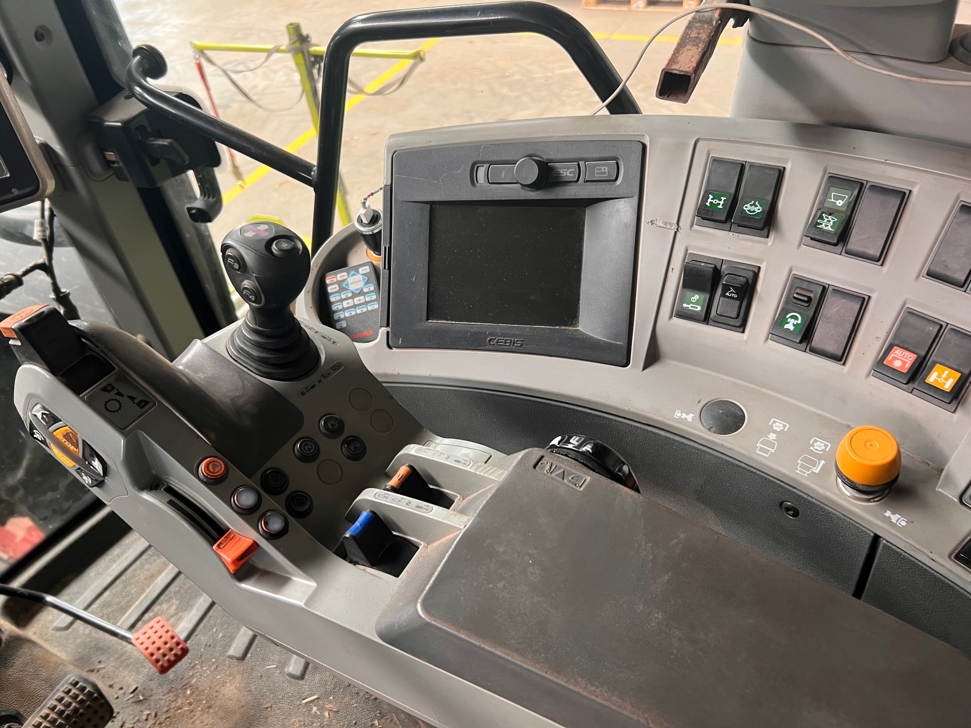 Tracteur CLAAS AXION 850 - photo slide 10