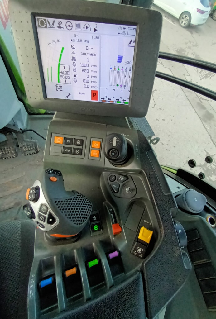 Tracteur CLAAS AXION 920 - photo slide 15