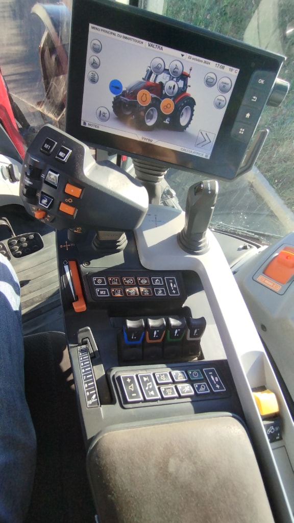 Tracteur VALTRA T254 - photo slide 23