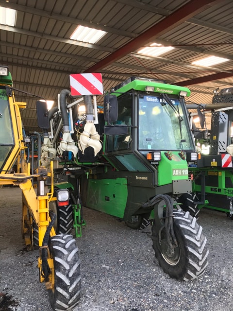 Tracteur enjambeur TECNOMA AXH110  - photo slide 1