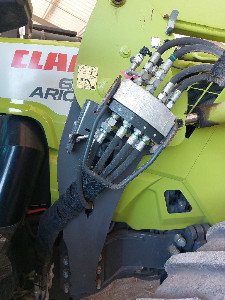Tracteur chargeur CLAAS ARION 650 CIS+ - photo slide 10