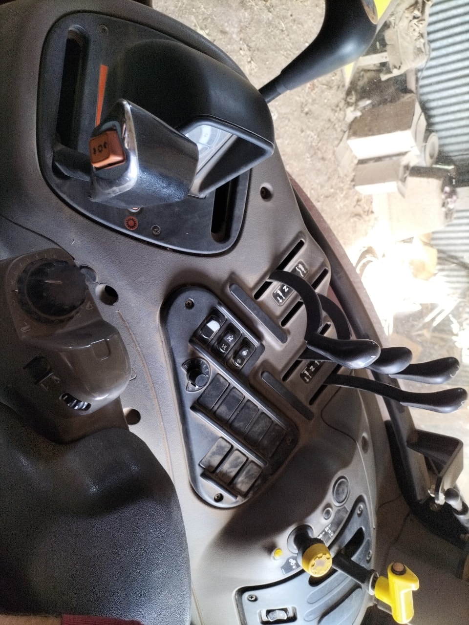 Tracteur CASE IH MAXXUM 125 X-LINE - photo slide 13