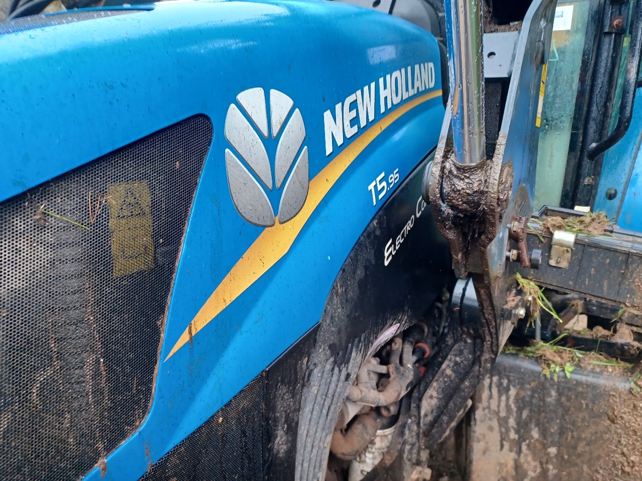 Tracteur chargeur NEW HOLLAND T5.95 Electro Command - photo slide 9