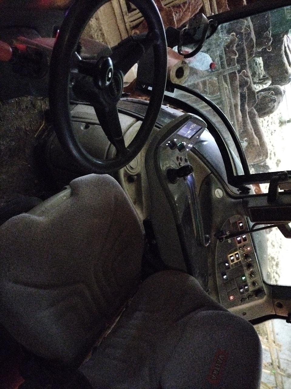 Tracteur VALTRA N 143 V - photo slide 5