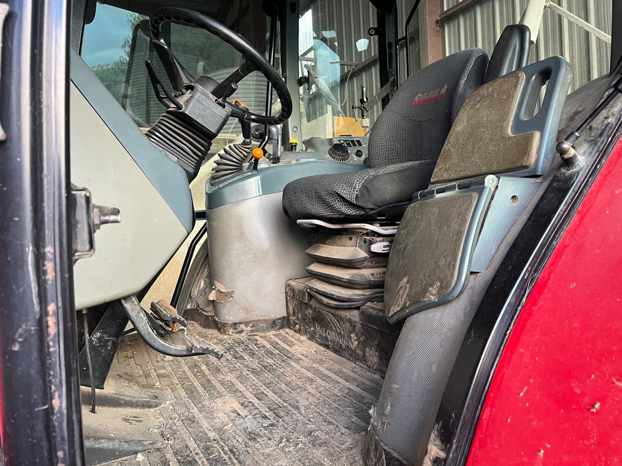 Tracteur MC CORMICK MC 115 - photo slide 14