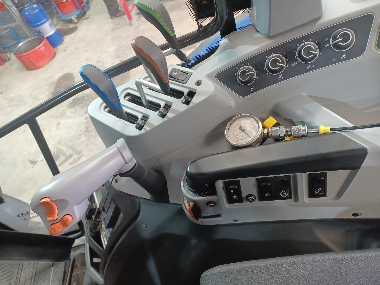 Tracteur VALTRA A105 MH4 - photo slide 10