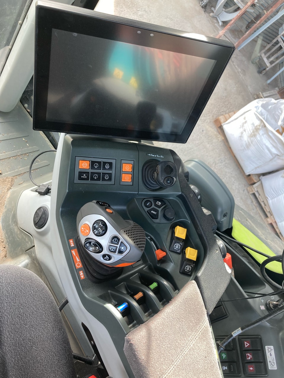 Tracteur CLAAS AXION 830 CMATIC - photo slide 10
