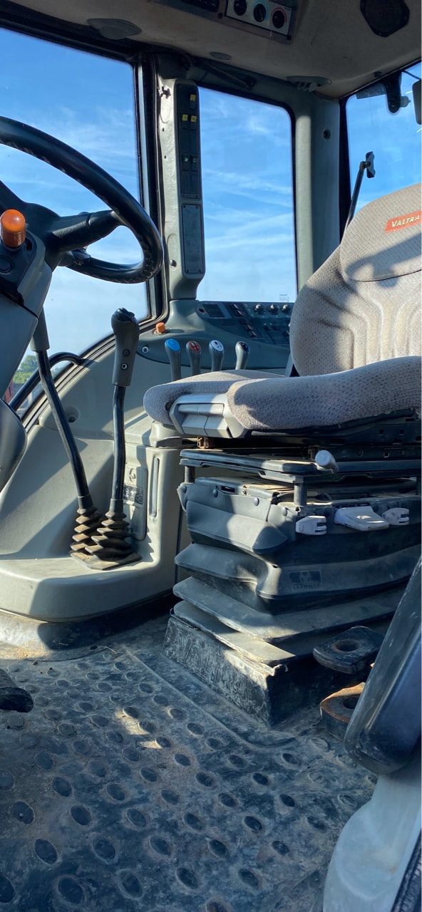 Tracteur VALTRA T121 - photo slide 9