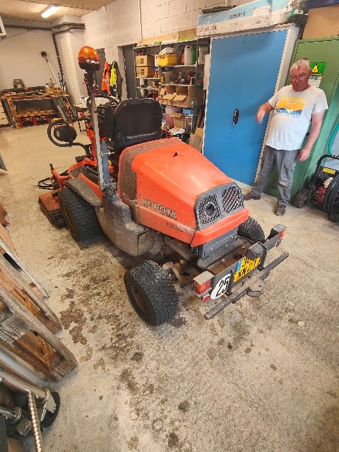Tondeuse autoportee KUBOTA F2880 - photo slide 2
