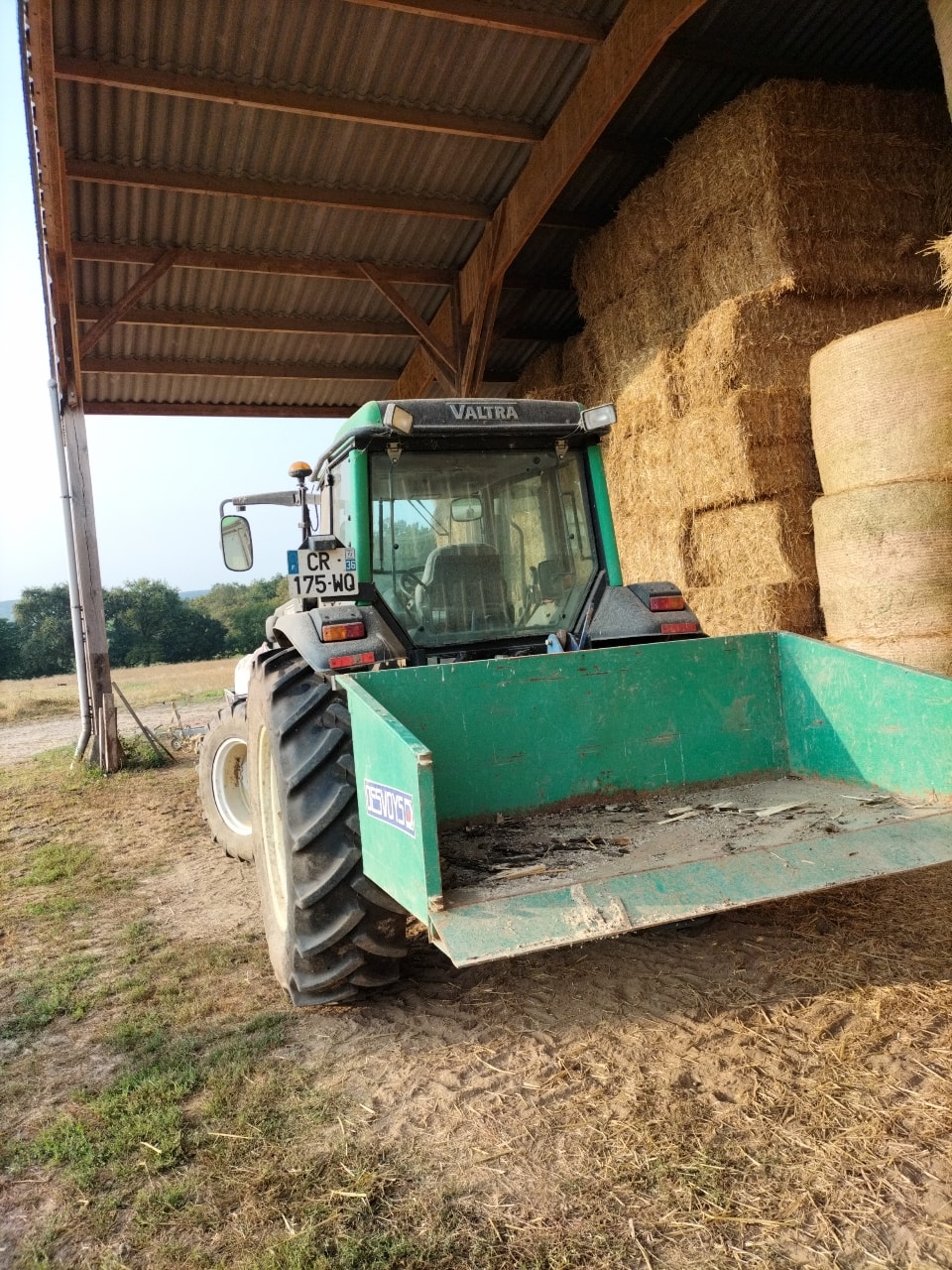 Tracteur VALTRA A85 - photo slide 4
