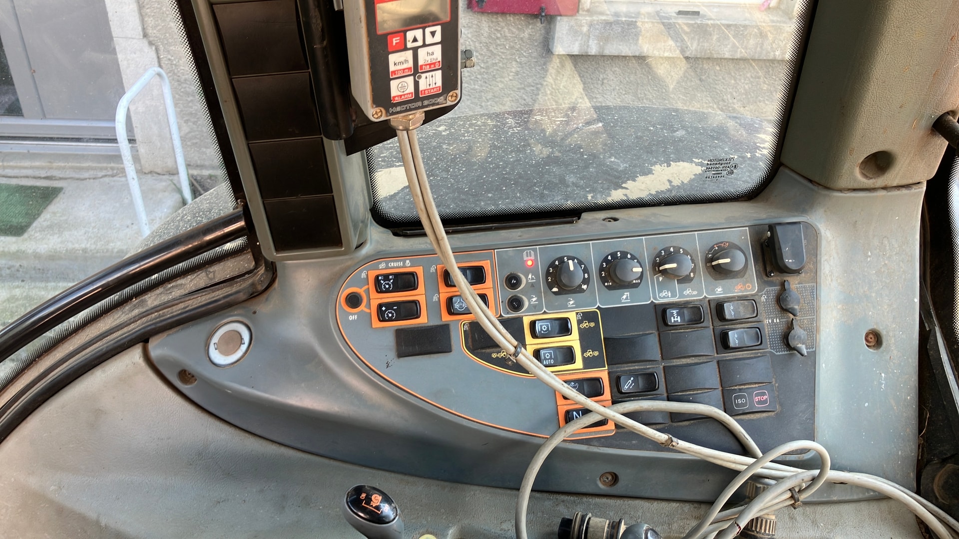 Tracteur VALTRA N142 - photo slide 13