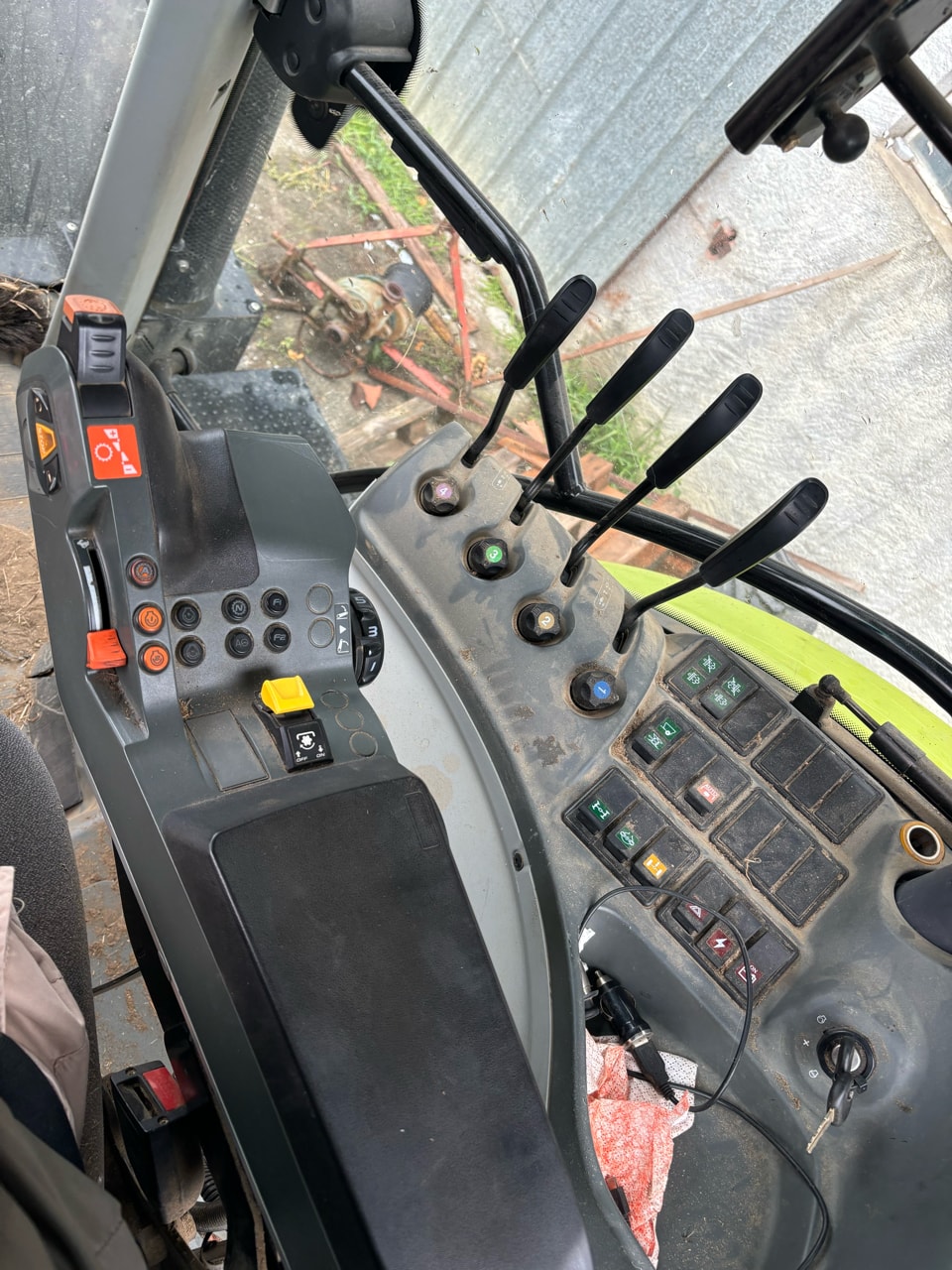 Tracteur CLAAS Arion 620 cis - photo slide 8