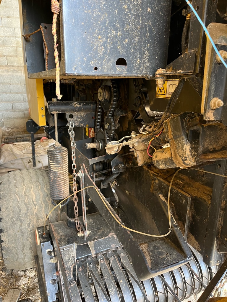 Presse balles rondes NEW HOLLAND BR 740 A  - photo slide 9