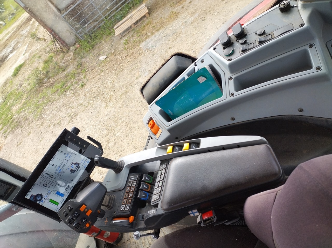 Tracteur VALTRA T174 - photo slide 14