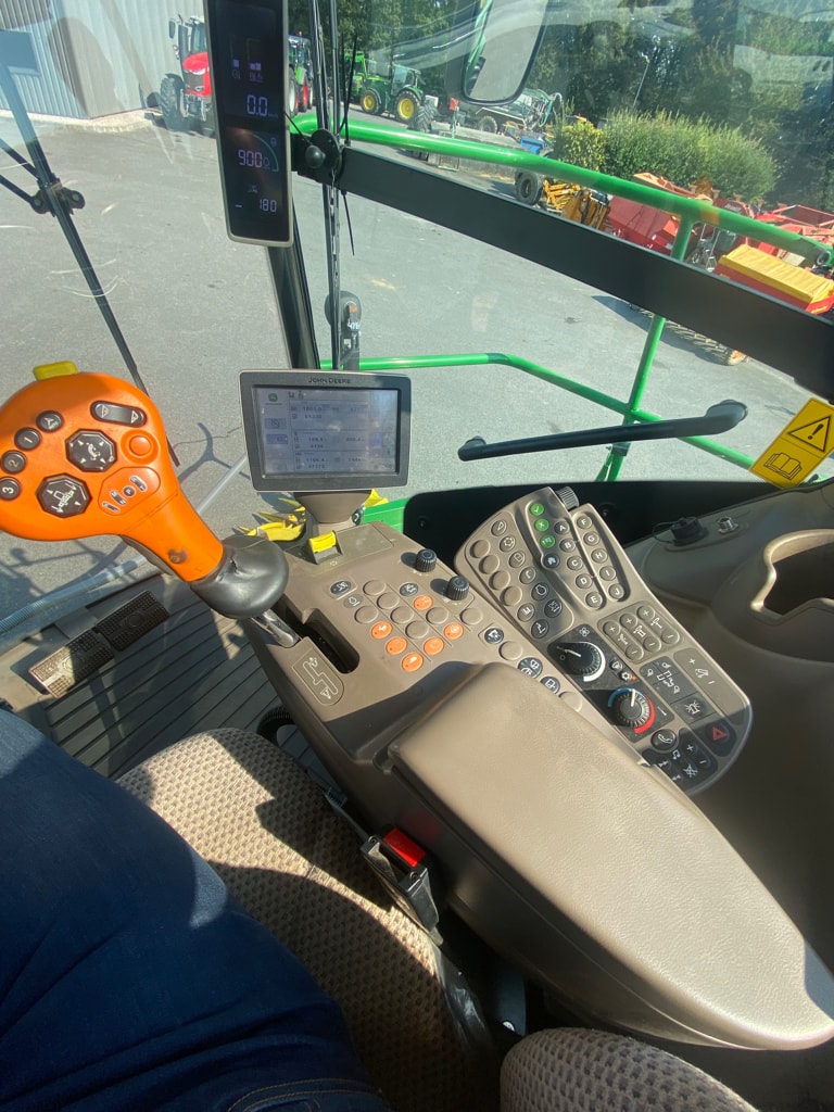 Ensileuse JOHN DEERE 8300 i - photo slide 15