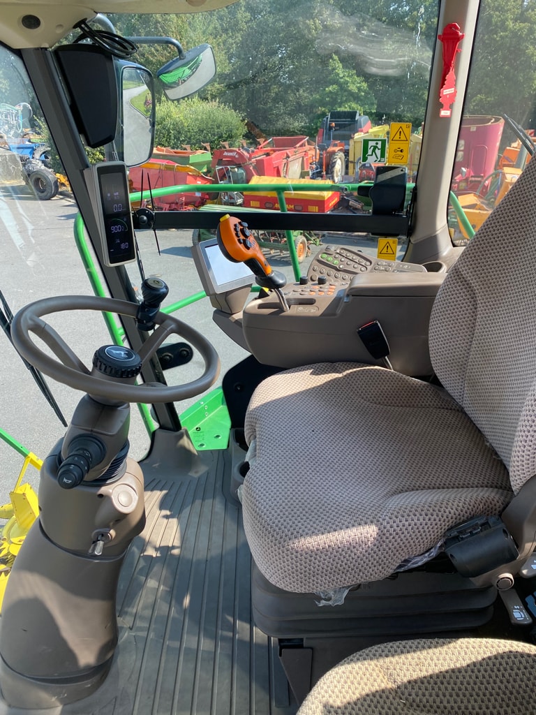 Ensileuse JOHN DEERE 8300 i - photo slide 14