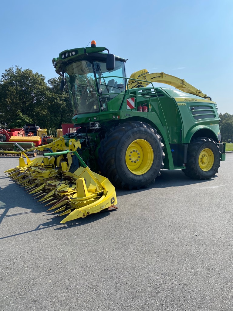 Ensileuse JOHN DEERE 8300 i - photo slide 2