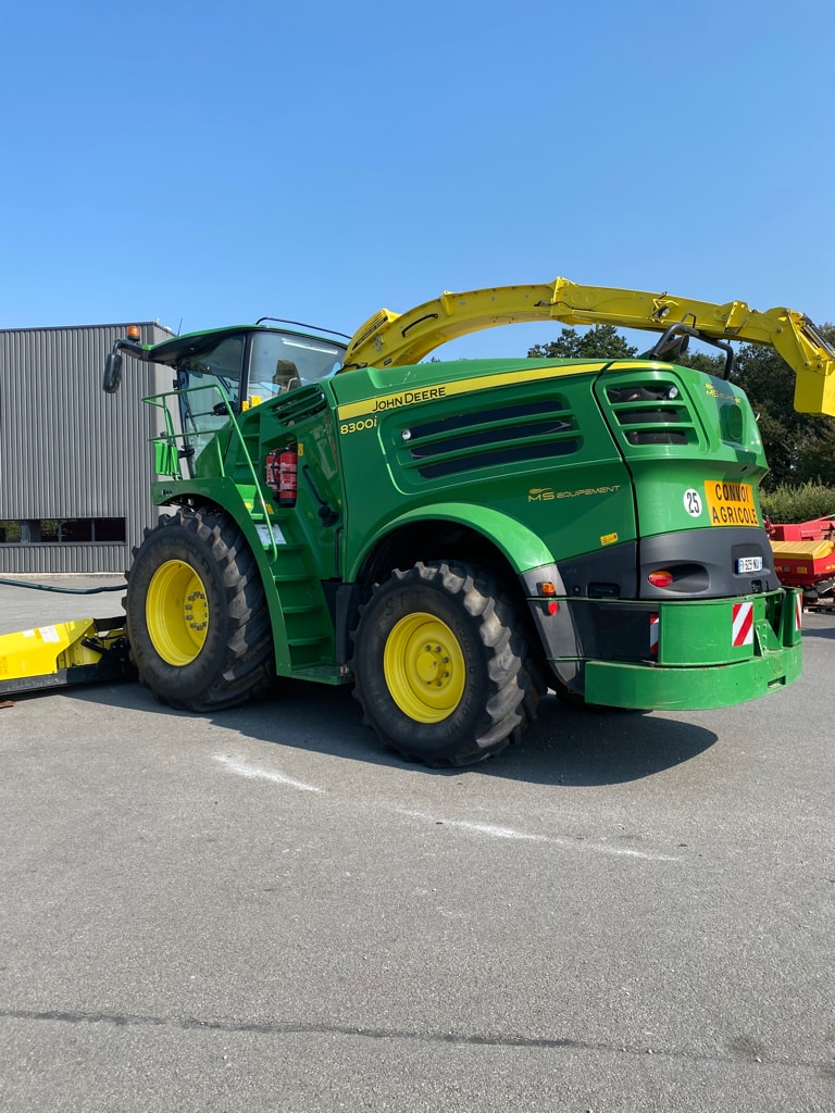 Ensileuse JOHN DEERE 8300 i - photo slide 4