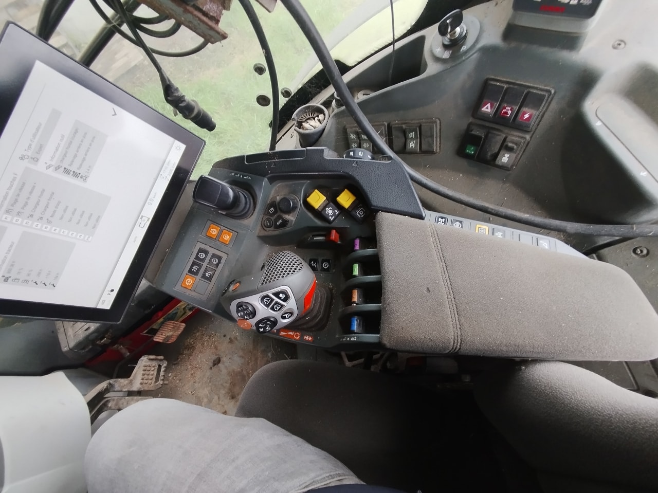 Tracteur chargeur CLAAS Arion 510 - photo slide 13