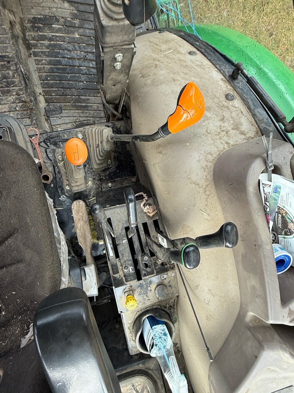 Tracteur chargeur JOHN DEERE 5075E - photo slide 16