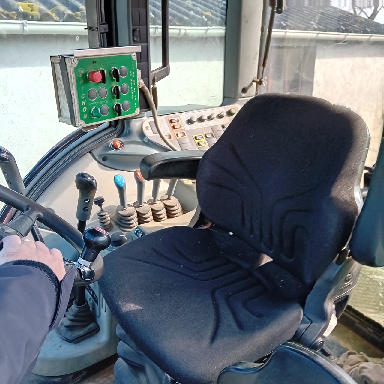 Tracteur VALTRA T 133 HITECH - photo slide 4